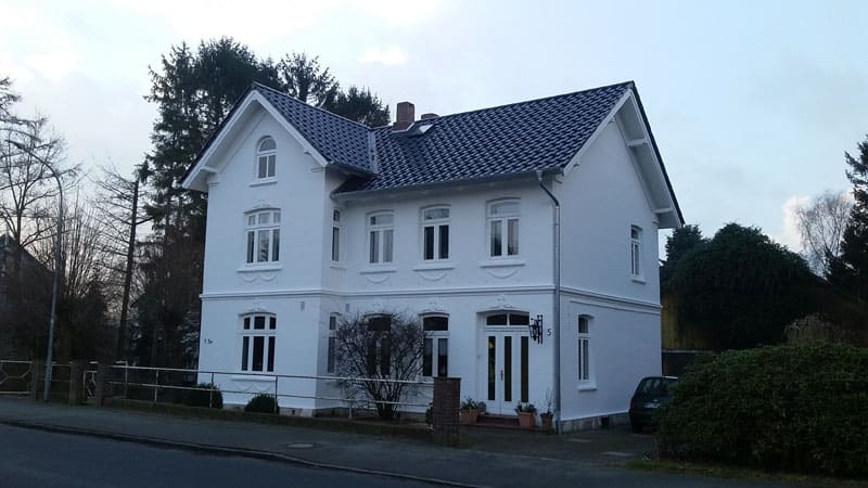 Weiße Altbauvilla mit dunklem Dach