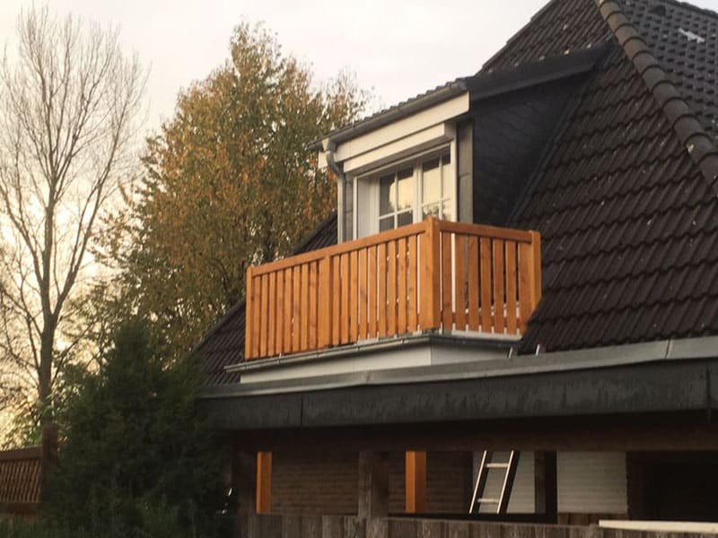 Holzbalkon vor einer Dachgaube